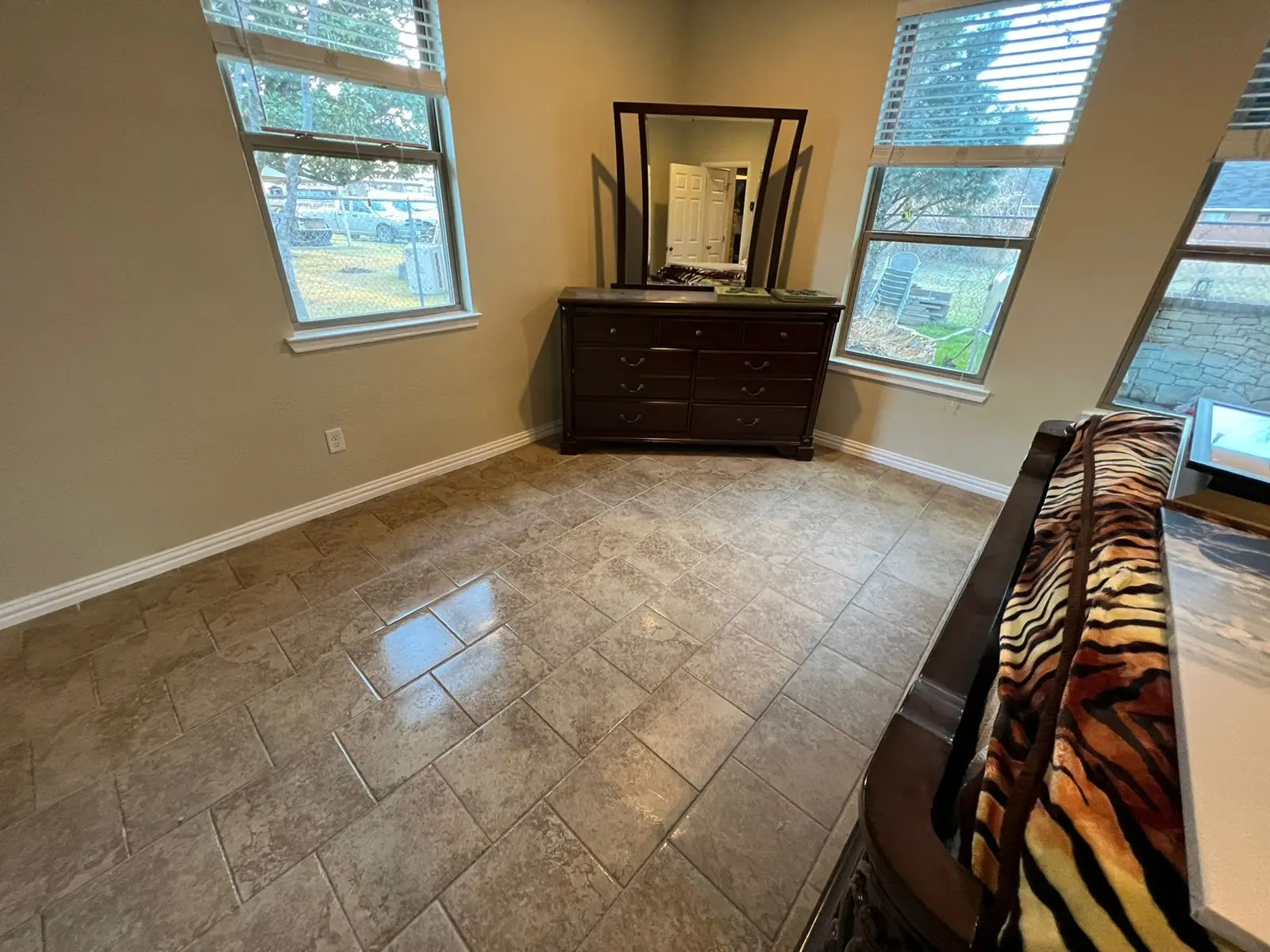 Polished high quality porcelain floor tiles
